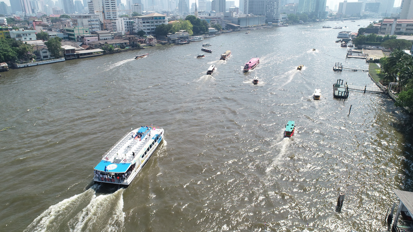 サトーン埠頭よりツーリストボートでレンタルショップ最寄りの埠頭まで遊覧(約30分)